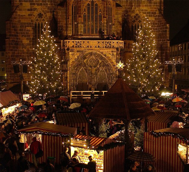 Romantischer geht es kaum noch: Lichterglanz am Hauptmarkt. Foto: Stadt Nürnberg / Schedlbauer