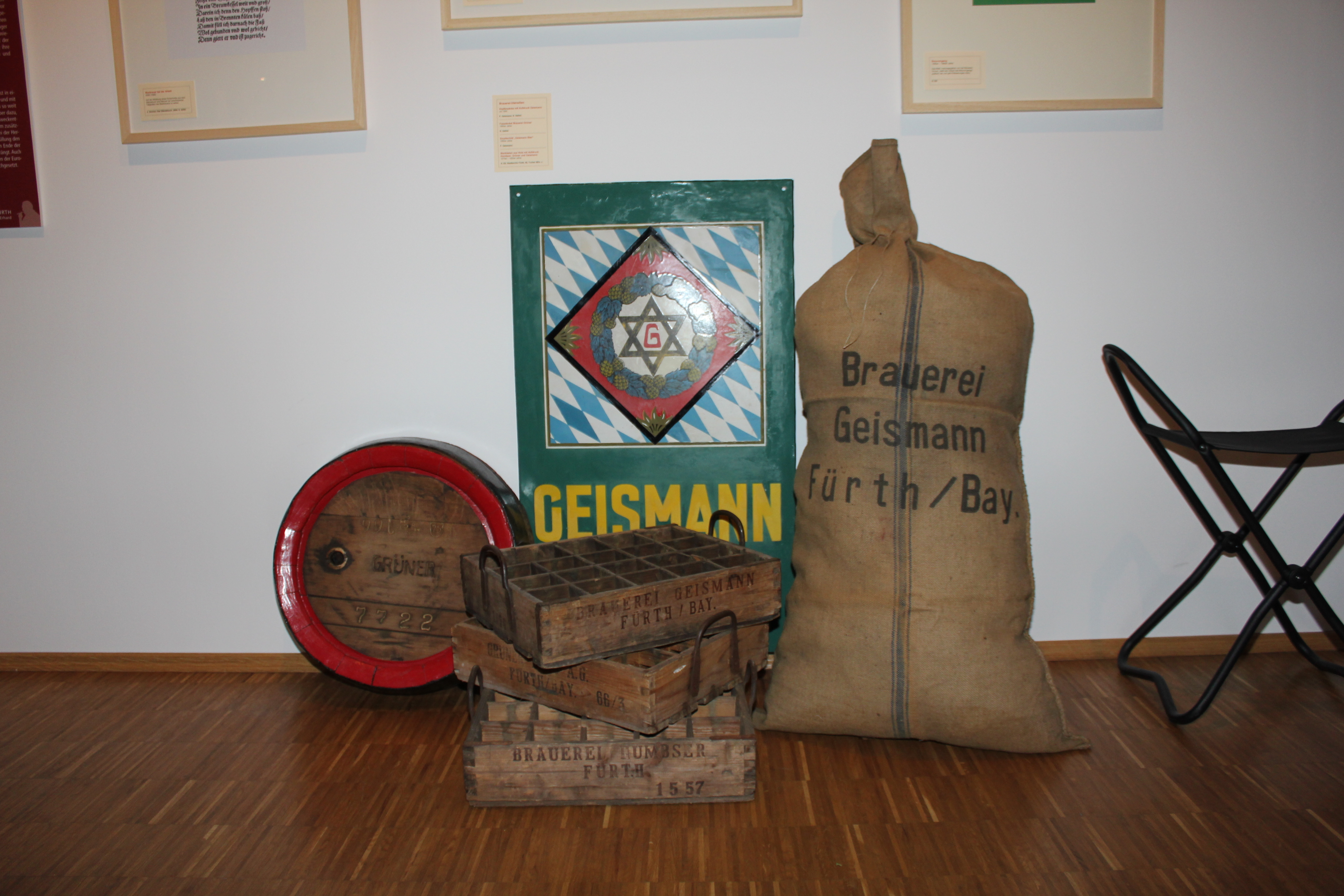 Zahlreiche Exponate erinnern an die große Brautradition in der Kleeblattstadt. Foto: Ebersberger