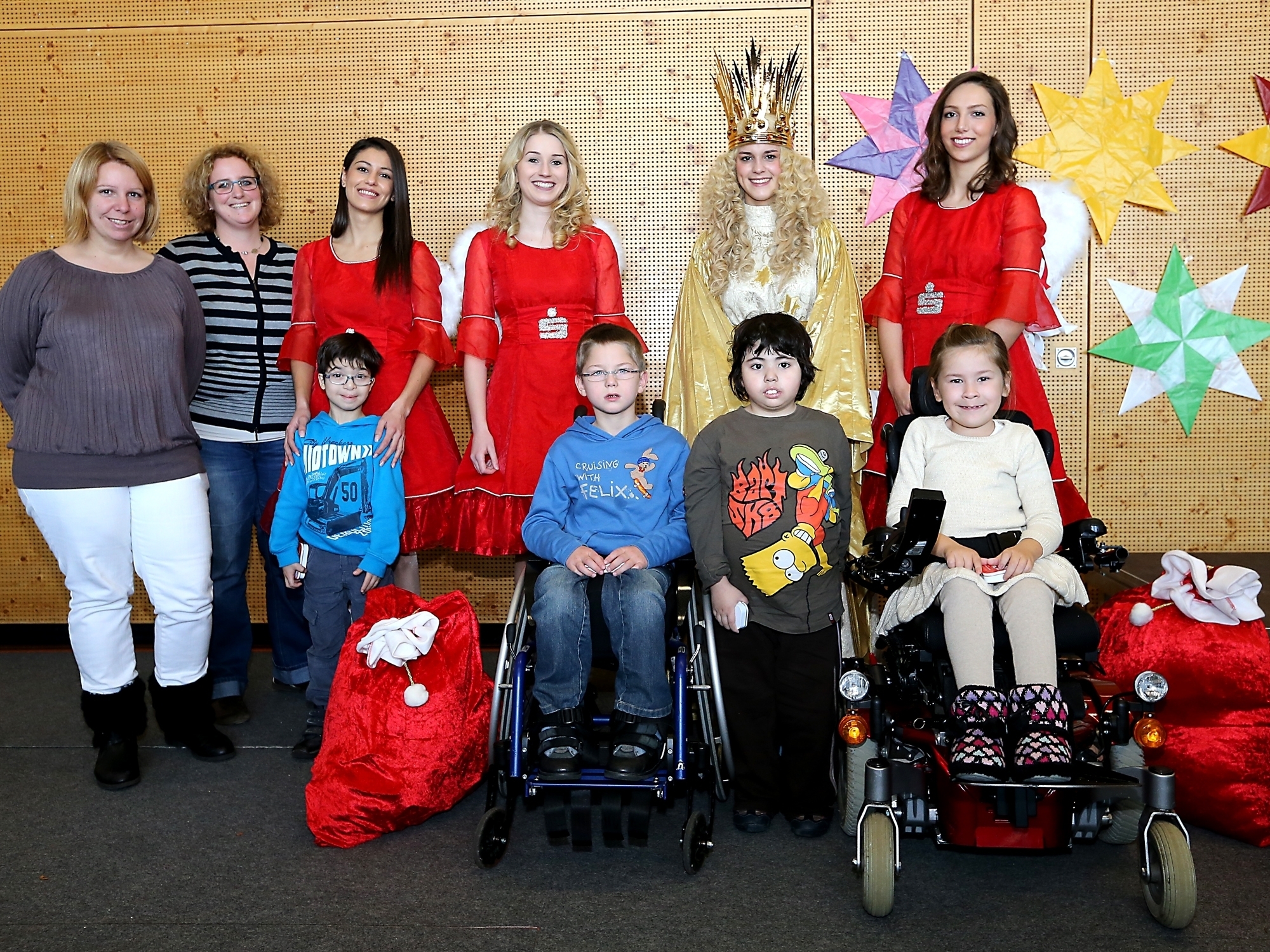 Die Roten Engel der Sparkasse Nürnberg mit dem Nürnberger Christkind auf weihnachtlicher Mission: Die Schüler des Zentrums für Körper- und Sprachbehinderte freuten sich mit ihren Lehrerinnen über die mitreißende Märchenstunde.