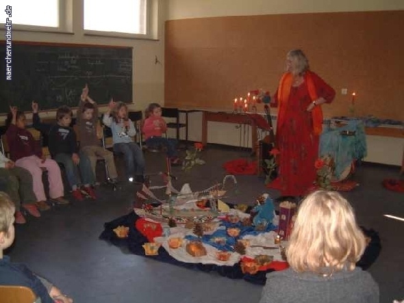 Ulla Konold erzählt Geschichten für Kinder und Erwachsene.