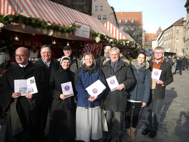 Die Vertreter der Klöster an den Original Regional-Ständen auf dem Christkindlesmarkt.