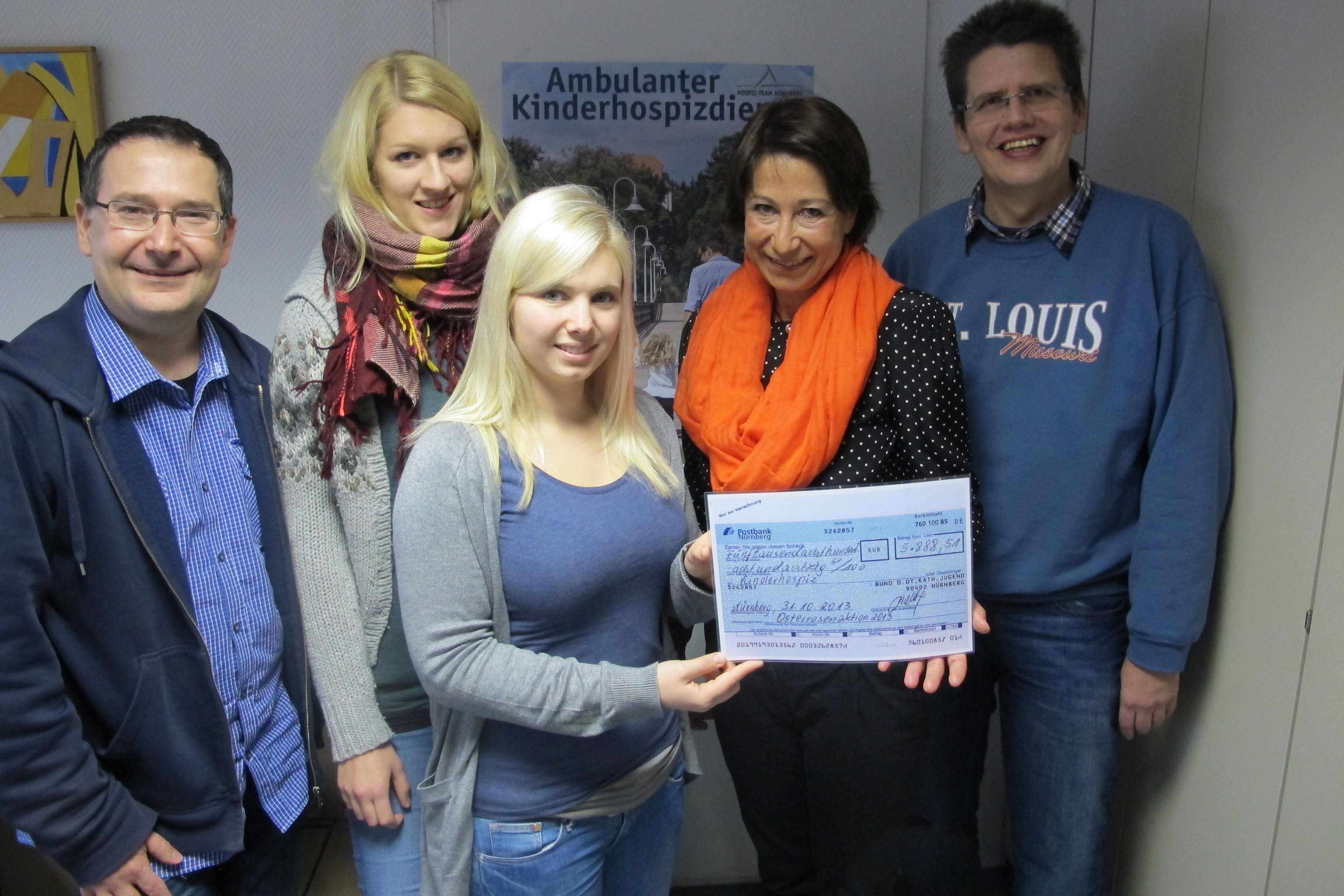 Große Überraschung für Renate Leuner (2.v.r.): 5888 Euro gehen an die ambulante Kinderhospizarbeit in Nürnberg. Überreicht wurde der Scheck vom BDKJ-Vorstand Nürnberg: (v.l.n.r.) Michael Ziegler, Selina Winkler, Ann-Kathrin Scherbel und Ralph Saffer.