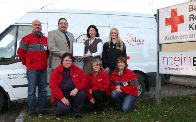 reuen sich über die Urkunde (stehend, v.l.)  Martin Fickert (stellvertretender Geschäftsführer) Rainer Braun, Erika von Bonin und Stefanie Arendt zusammen mit den Menükurieren Dagmar Hutzler, Sonja Umlauft und Maria Eckstein (vorne, v.l.). 	Foto: oh | Foto: oh