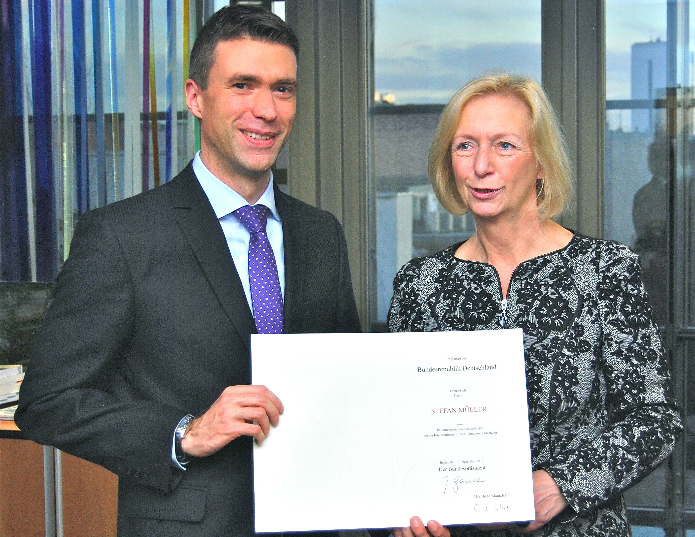 Stefan Müller nimmt die Ernennungsurkunde aus den Händen „seiner“ Ministerin entgegen. Foto: Bundesministerium für Bildung und Forschung
