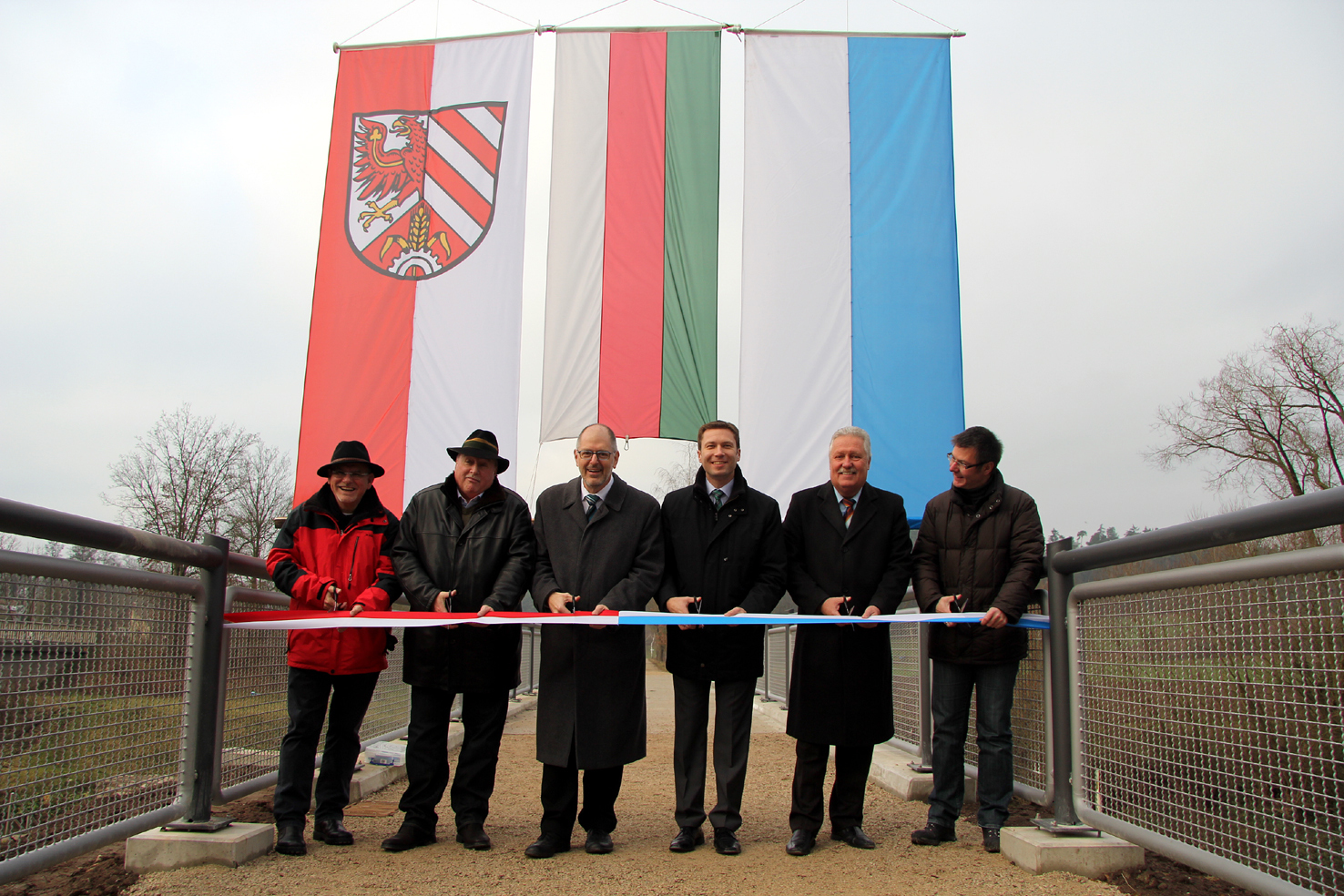 Gaben gemeinsam die Biberttalbrücke frei: (v.li.n.re.) Die Kreisräte Maximilian Gaul und Johann Tiefel, sowie Zirndorfs Bürgermeister Thomas Zwingel, Landrat Matthias Dießl, Veitsbronns Bürgermeister Peter Lerch und Rainer Popp (Staatliches Bauamt Nürnberg).