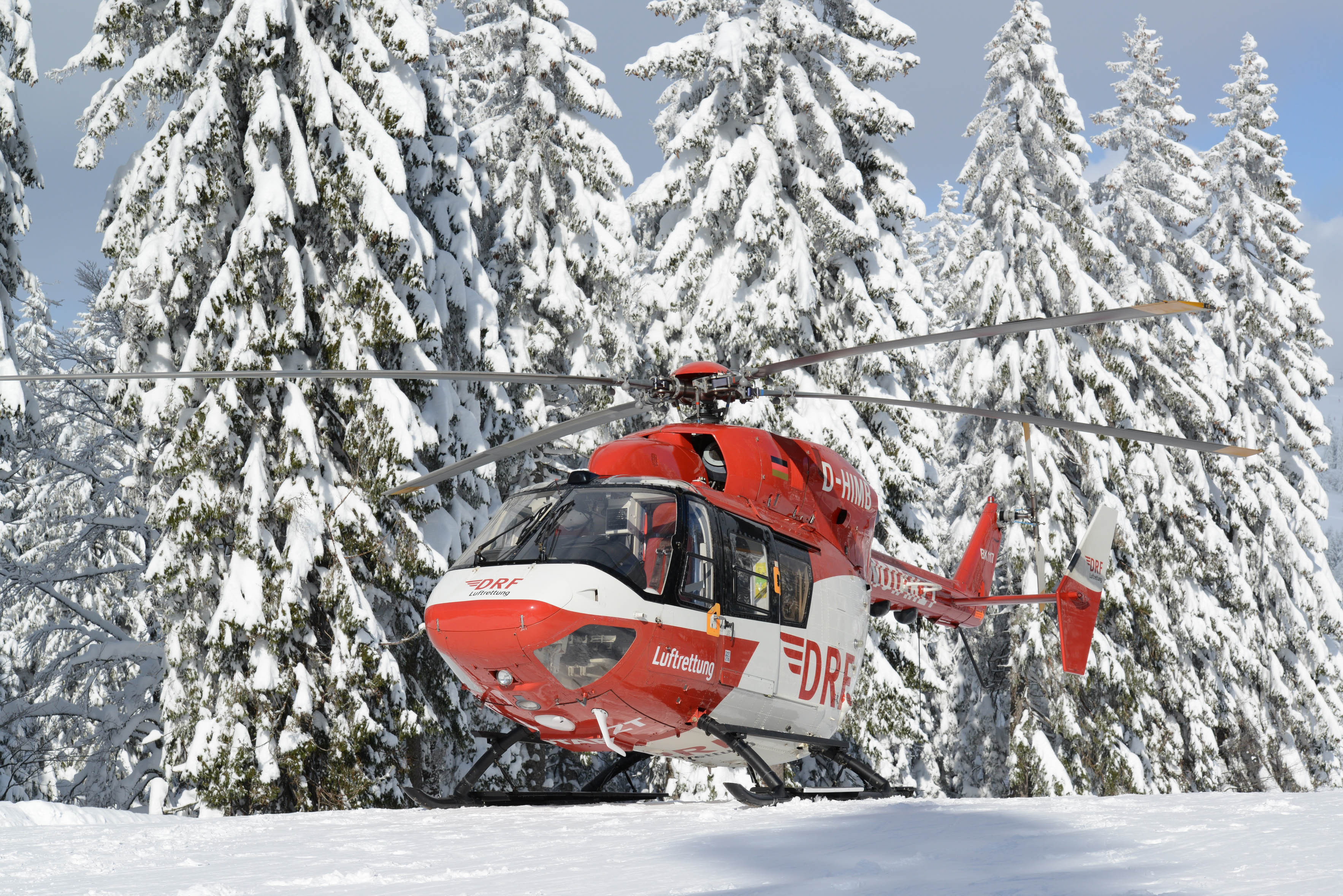 Eis, Schnee und Geschwindigkeit bieten Wintervergnügen, aber auch Risiken. Die Luftrettung hilft.