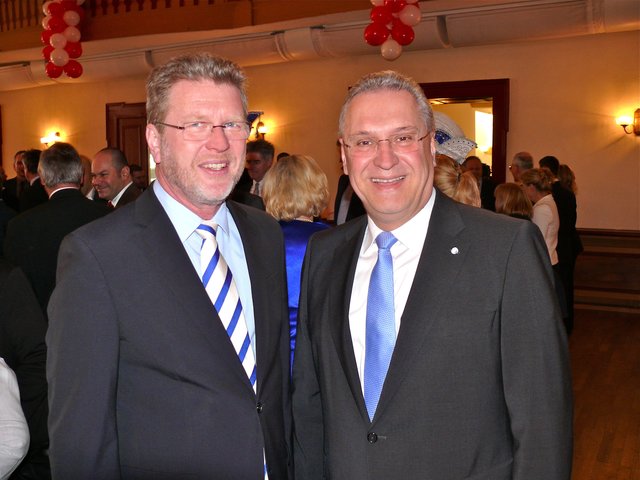 Gut gelaunt ins neue Jahr: Staatsminister und CSU-Bezirksvorsitzender Joachim Herrmann (r.) begrüßt seinen Kabinettskollegen Dr. Marcel Huber in Erlangen.