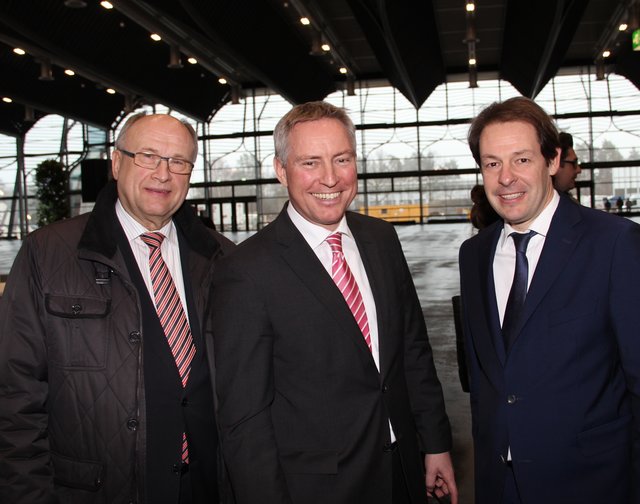 AFAG-Chef Hermann Könicke (l.) und IHK-Hauptgeschäftsführer Markus Lötzsch bedanken sich bei René Lehrieder (r.) für das ausgezeichnete Catering. | Foto: John R. Braun