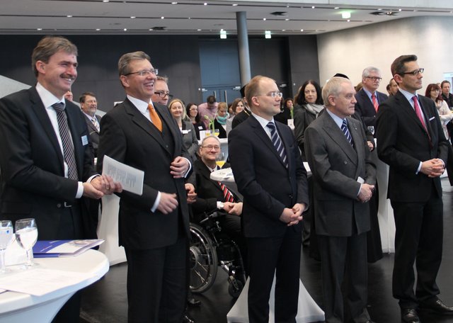 Feierten mit rund 100 geladenen Gästen die kirchliche Segnung der neuen Halle 3A (v.l.) Die beiden Geschäftsführer der NürnbergMesse, Peter Ottmann und Dr. Roland Fleck, CSU-Oberbürgermeisterkandidat Sebastian Brehm, Hans-Peter Schmitt (Aufsichtsratsvorsitzender NÜRNBERGER) und Nürnbergs Wirtschaftsreferent Dr. Michael Fraas. | Foto: John R. Braun