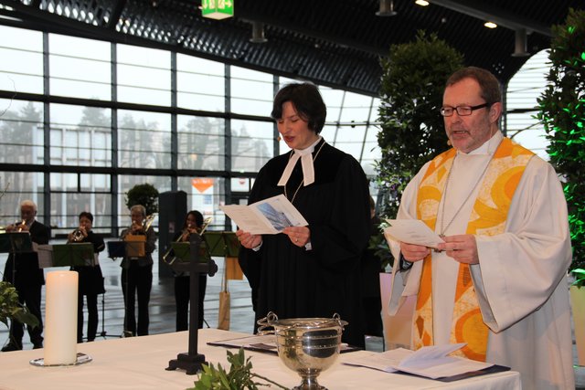 Regionalbischöfin Elisabeth Hann von Weyhern und Regionaldekan Hubertus Förster geben der Halle 3A den kirchlichen Segen. | Foto: John R. Braun