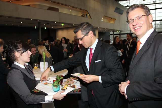 Dr. Roland Fleck (r.) und Dr. Michael Fraas genießen die Köstlichkeiten, die vom Eventcatering Lehrieder serviert wurden. | Foto: John R. Braun