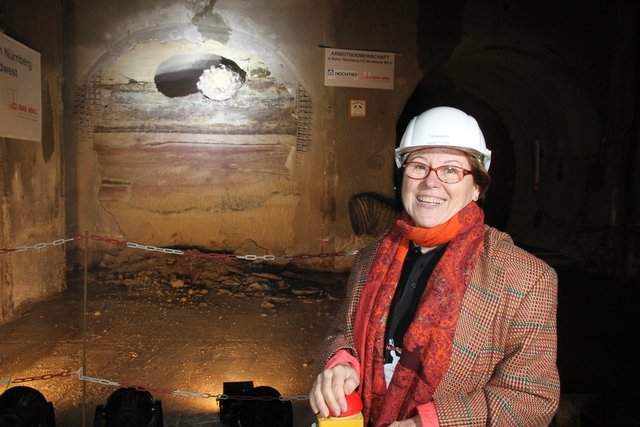 Die Tunnelpatin Ingrid Förther mit dem Bohrer beim Tunneldurchstich. | Foto: bayernpress
