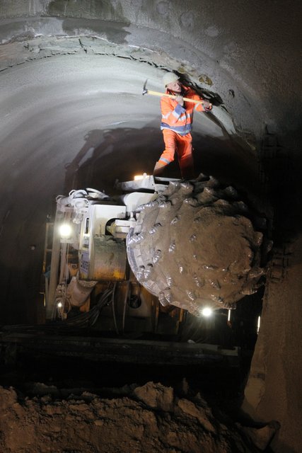 Schweres Gerät: Mineure beim Tunneldurchstich. | Foto: bayernpress