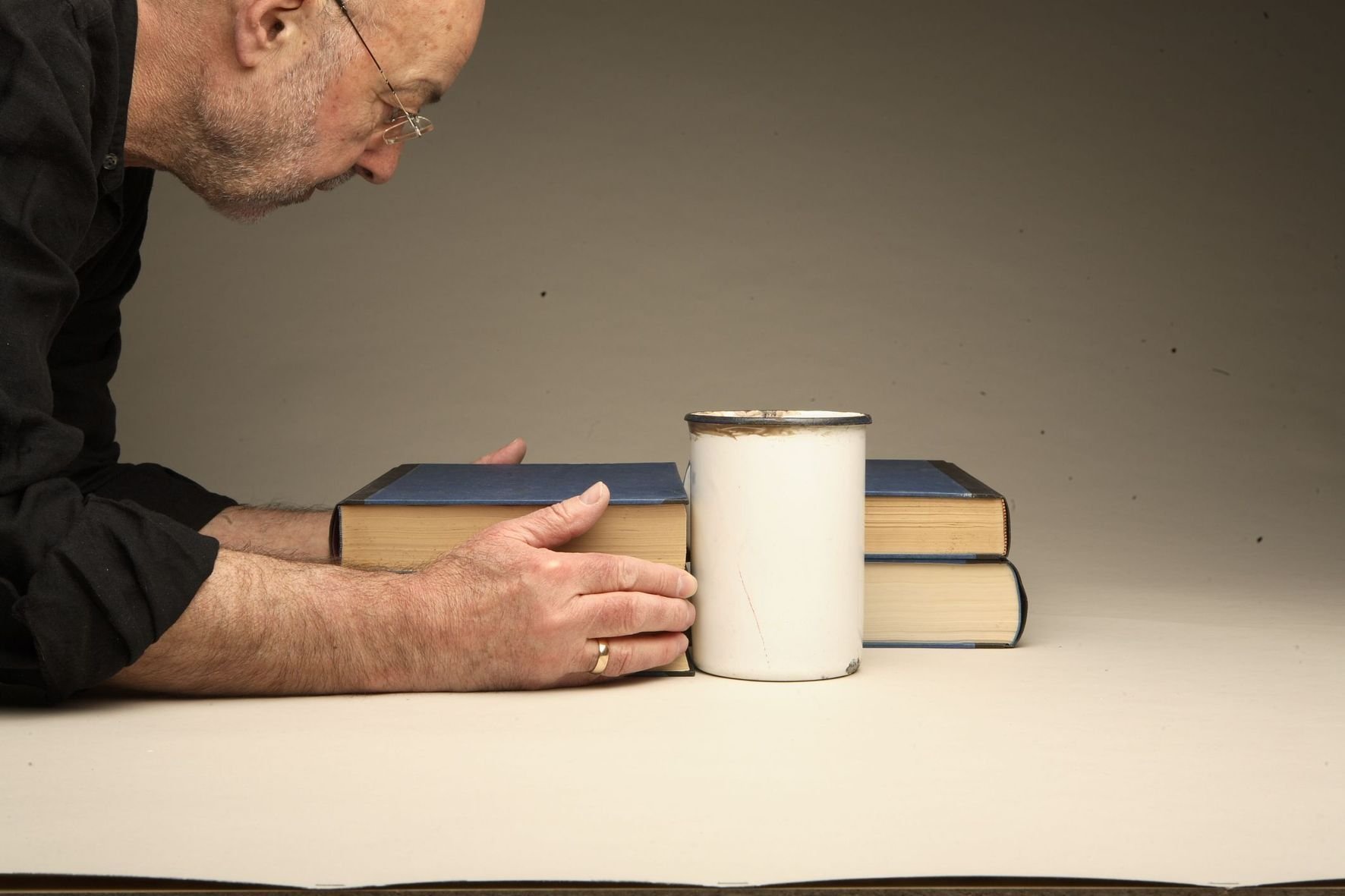 Der Künstler Dietmar Pfister bei der Erstellung eines Künstlerbuches in Anknüpfung an die Stilllebenmalerei von Giorgio Morandi.
