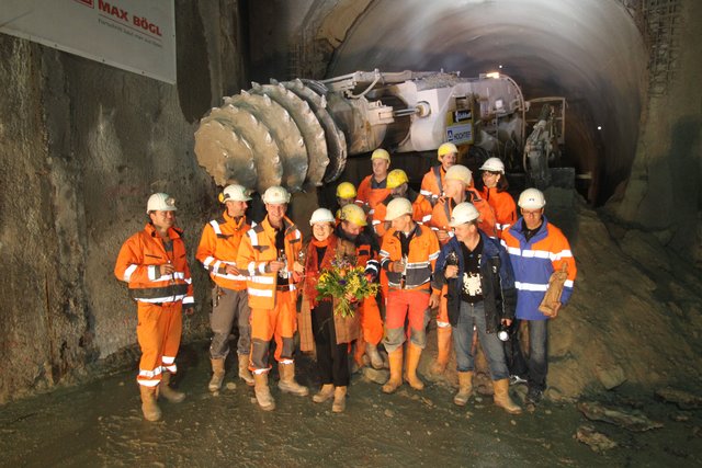 Die Mineure nach dem Tunneldurchstich mit Tunnelpatin Ingrid Förther (Mitte). | Foto: bayernpress