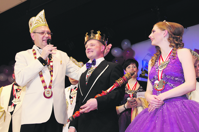 Peter Bursy (l.), 1. Vorsitzender Festausschuss Nürnberger Fastnacht, moderierte nicht nur die Inthronisation sondern setzte auch Prinz Norbert II. die Krone auf.
Norbert II. die Krone aufs Haupt. | Foto: John R. Braun