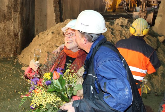 Die Tunnelpatin Ingrid Förther erhielt nach dem erfolgreichen Tunneldurchstich von Robert Siebenhofer (r.) ein Küsschen. | Foto: bayernpress
