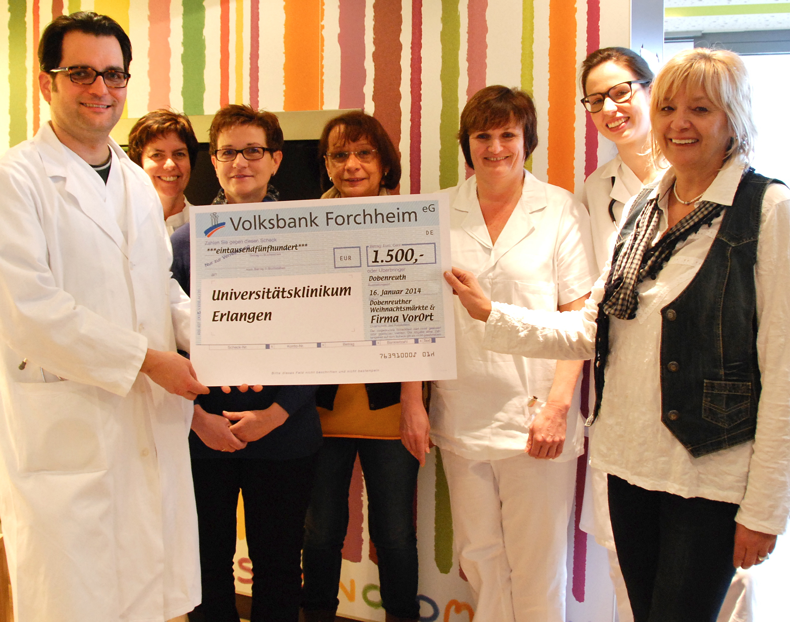 Dr. Volker Melichar, Gabi Hertel, Waltraud Schmitt, Monika Steinhäußer, Susanne Grimm, Susanne Radtke und Marion Turnwald (v.l.n.r.) freuen sich über die erfolgreiche Sammelaktion. Foto: Uni-Klinikum Erlangen