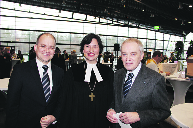 OB-Kandidat Sebastian Brehm (l.) und Hans-Peter Schmidt, NÜRNBERGER Aufsichtsrats-Chef, mit 
Elisabeth Hann von Weyhern. | Foto: John R. Braun