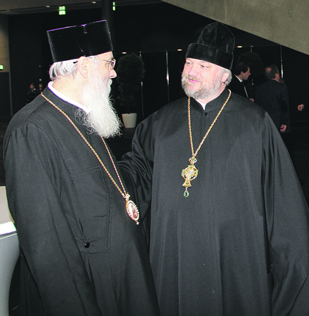 Serafin (l.), Erzbischof der rumänisch orthodoxen Kirche, und Erzpriester Petr Stepanov, russisch orthodoxe Kirche. | Foto: John R. Braun