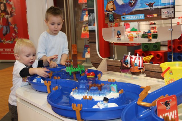 Ein großartiges Erlebnis für die Kleinen ist die alljährliche Pressekonferenz bei Simba-Dickie. Für Fotoaufnahmen „müssen“ die Kleinen spielen, spielen, spielen. | Foto: John R. Braun