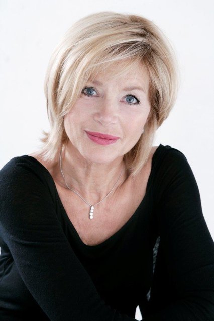 Ingrid Küffner, mod’s hair salon: „Am liebsten spielte ich mit Stofftieren. Mein Lieblingstier war ein Affe von Schuco, der konnte sogar mit dem Kopf wackeln und den habe ich heute noch. Außerdem habe ich schon als Kind viel gelesen, vor allem Bücher wie die Schatzinsel und andere Abenteuergeschichten.“ | Foto: J.R. Braun