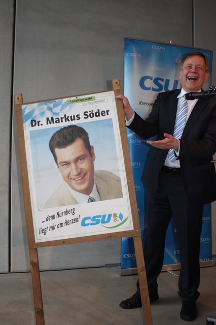Da mussten alle lachen: Karl Freller präsentiert ein historisches Werbeplakat von Martin Söder, das im Fundes der CSU-Schwabach gefunden wurde. Foto: Victor Schlampp