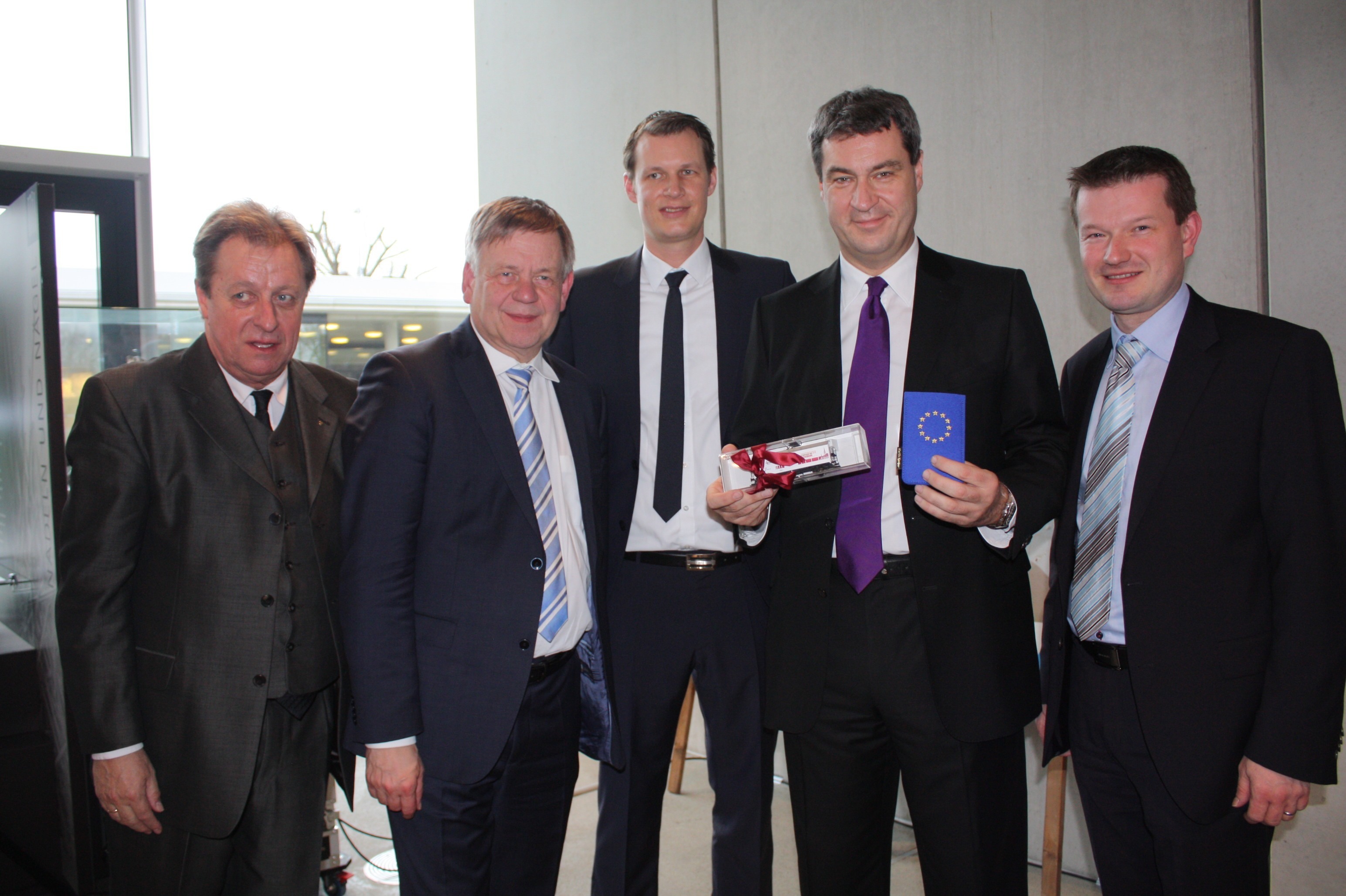 Gruppenbild im Anschluss an den offiziellen Teil (v.l.) Detlef Paul, Karl Freller, Matthias Thürauf, Dr. Markus Söder und Martin Kastler. Foto: Victor Schlampp