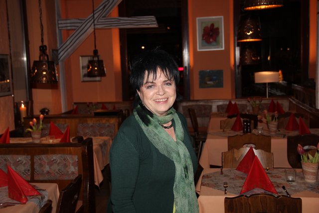 Anja Besinger, Altstadtwirtin: „Ich bin auf einem Einöd-Bauernhof aufgewachsen und habe mit meinen Geschwistern mit allem was ein Haushalt hergibt (Kochlöffel, Töpfe, usw.) gespielt. Bei uns gab es keine Puppen oder Bären, also haben wir Spielfiguren aus Holz geschnitzt.“ | Foto: J.R. Braun