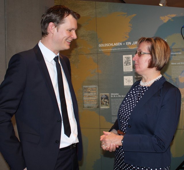 Oberbürgermeister Matthias Thürauf unterhält sich angeregt mit HUMA-Centermanagerin Maria Luisa Schöpfer. Foto: Victor Schlampp