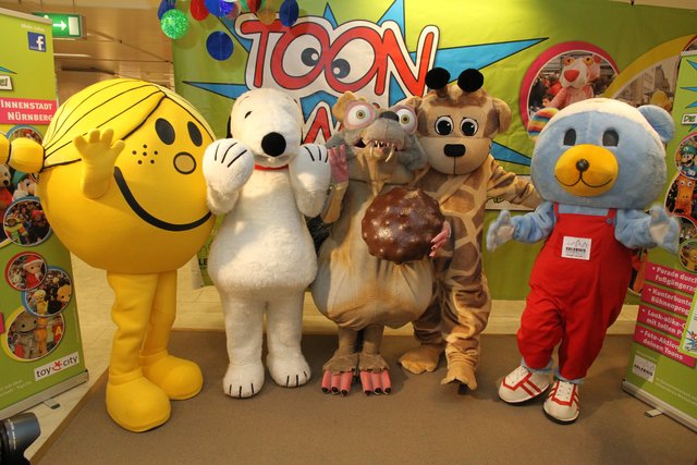 Die Comicfiguren Citte Miss Sunshine, Snoopy, Scrat (Ice Age), Giraffenaffe und Erlebnis Nürnberg Bär (v.l.).