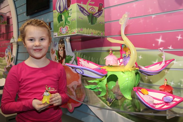 Nele Niethammer, 6 Jahre: „Ich spiele am liebs­ten mit den YooHoo&Friends, und den Flowee Blumenfeen, die ich in bunte Blumen verwandeln kann.“ Außerdem sammle ich die kleinen Flowees aus den Kinder-Überraschungseiern. | Foto: J.R. Braun