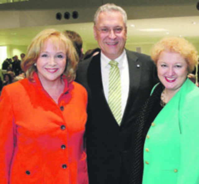 Evi Kurz (l.), Vorsitzende des Ludwig-Erhard-Initiativkreis Fürth, Joachim Herrmann und Landtagsabgeordnete Petra Guttenberger. | Foto: bayernpress