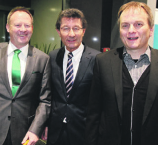Walter Brand (l.), Aufsichtsrats-Chef der SpVgg Greuther Fürth, Präsident Helmut Hack (M.) und Fürths Wirtschaftsreferent Horst Müller. | Foto: bayernpress