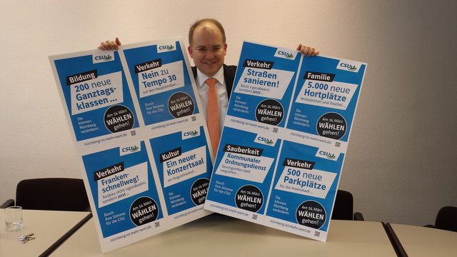 Sebastian Brehm präsentiert die neuen Wahlplakate. | Foto: bayernpress.de