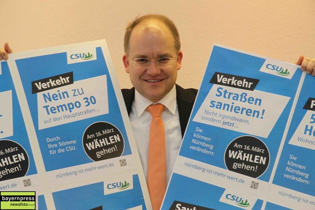 Sebastian Brehm (CSU) zeigt die neuen Wahlplakate. | Foto: bayernpress.de