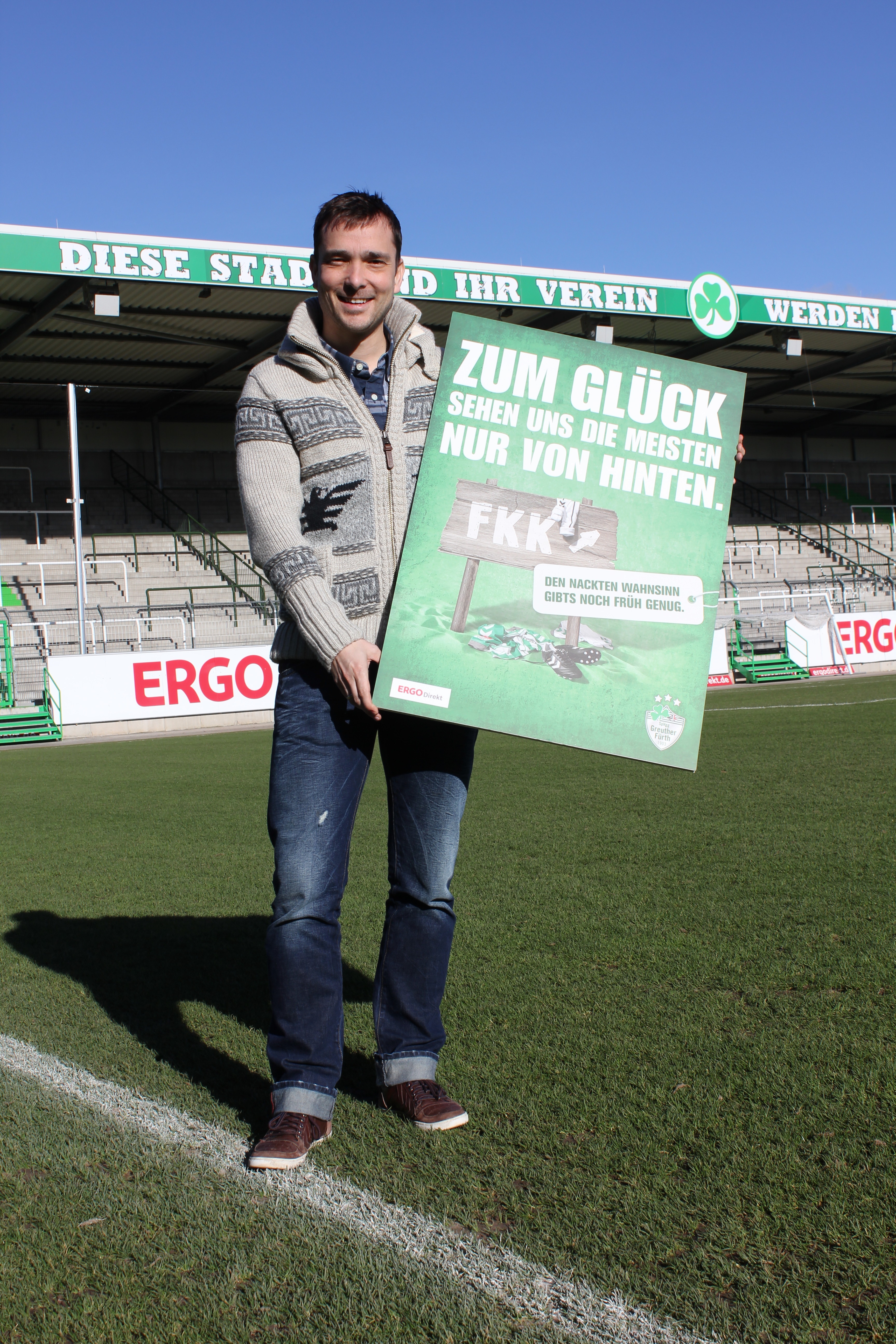 Fürths Marketing-Chef Timo Schiller mit dem neuen Rückrundenplakat ("Zum Glück sehen uns die meisten nur von hinten - Den nackten Wahnsinn gibt's noch früh genug"). Foto: Ebersberger