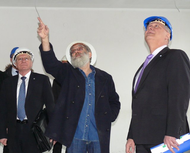 Staatsminister Joachim Herrmann (r.) und FAU-Präsident Prof. Dr. Karl-Dieter Grüske (l.) lassen sich vom Liegenschaftsbeauftragten Dr. Martin Boss über Fortschritte bei der Sanierung informieren.