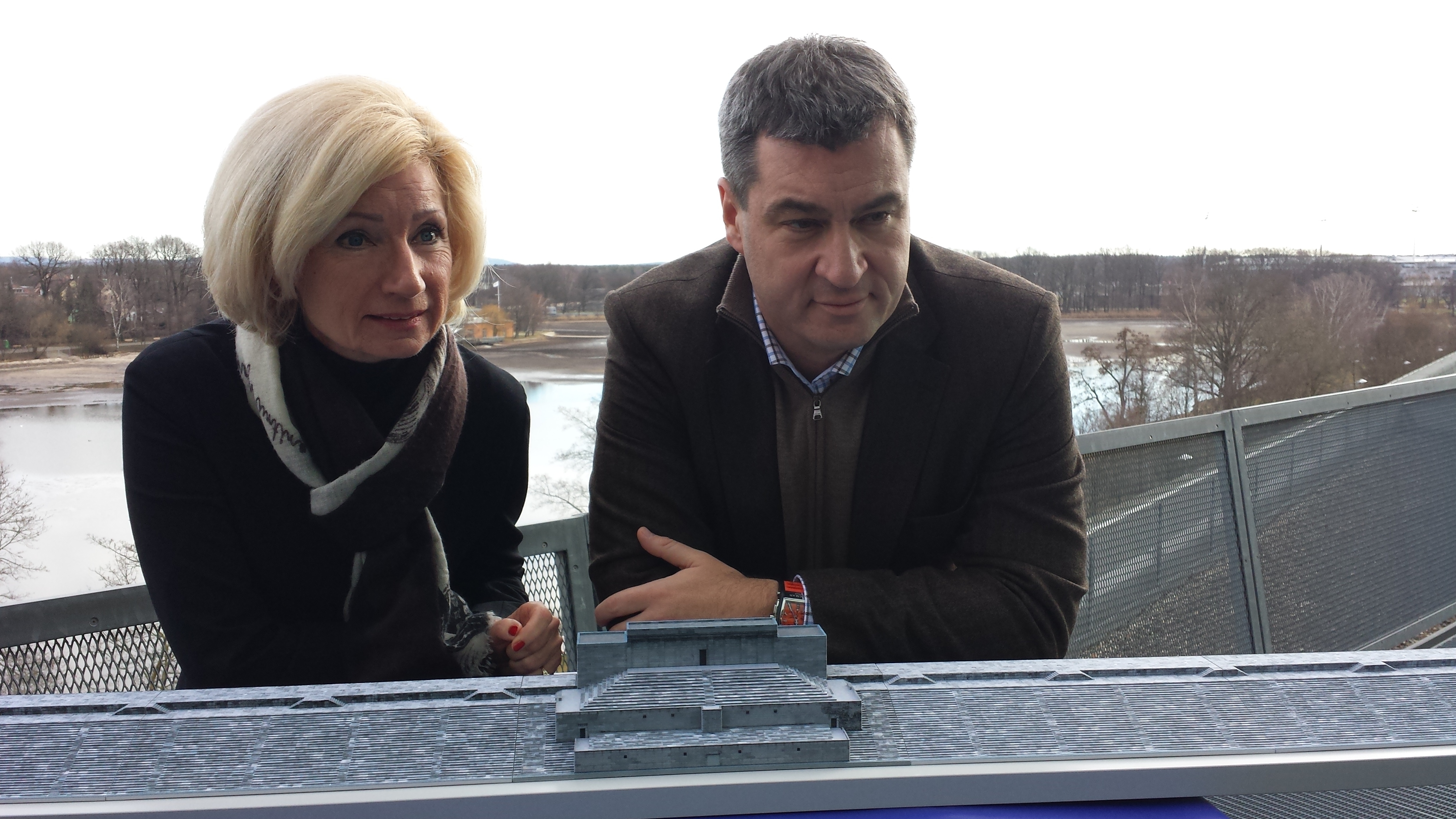 Kulturreferentin Prof. Dr. Julia Lehner und Finanz- und Heimatminister Dr. Markus Söder bei der Vorstellung des 3D Modells der Zeppenlintribüne.