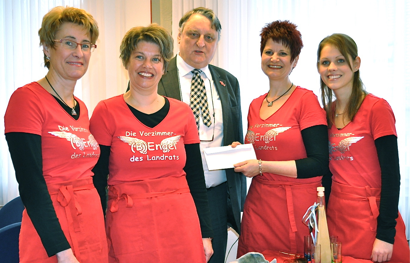 Tausend Euro gab’s dazu: Viel Spaß am Kochbuch für den guten Zweck und den Rezepten der „Vorzimmer-(B)Engel“ hatten Erika Reichert, Carmen Utzmann, Landrat Eberhard Irlinger, Manuela Brückner und Lisa Kästner (v.l.n.r.) bei der Präsentation im Landratsamt. Foto: oh