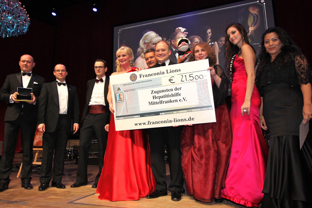 Stolzes Ergebnis: Bei der Tombola der Franconia Lions Zirndorf kamen 21.500 Euro zusammen, die zu 100 Prozent an die Hepatitishilfe Mittelfranken e.V. gehen. Fotos: John R. Braun, Udo & Verena Dreier