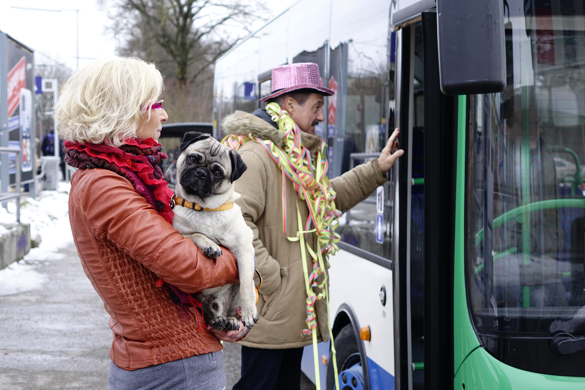 In der „fünften Jahreszeit“ geht es auch oft in öffentlichen Verkehrsmitteln hoch her. Wer nicht unbedingt muss, sollte in dieser Zeit mit seinem Hund nicht Bus oder Bahn fahren.