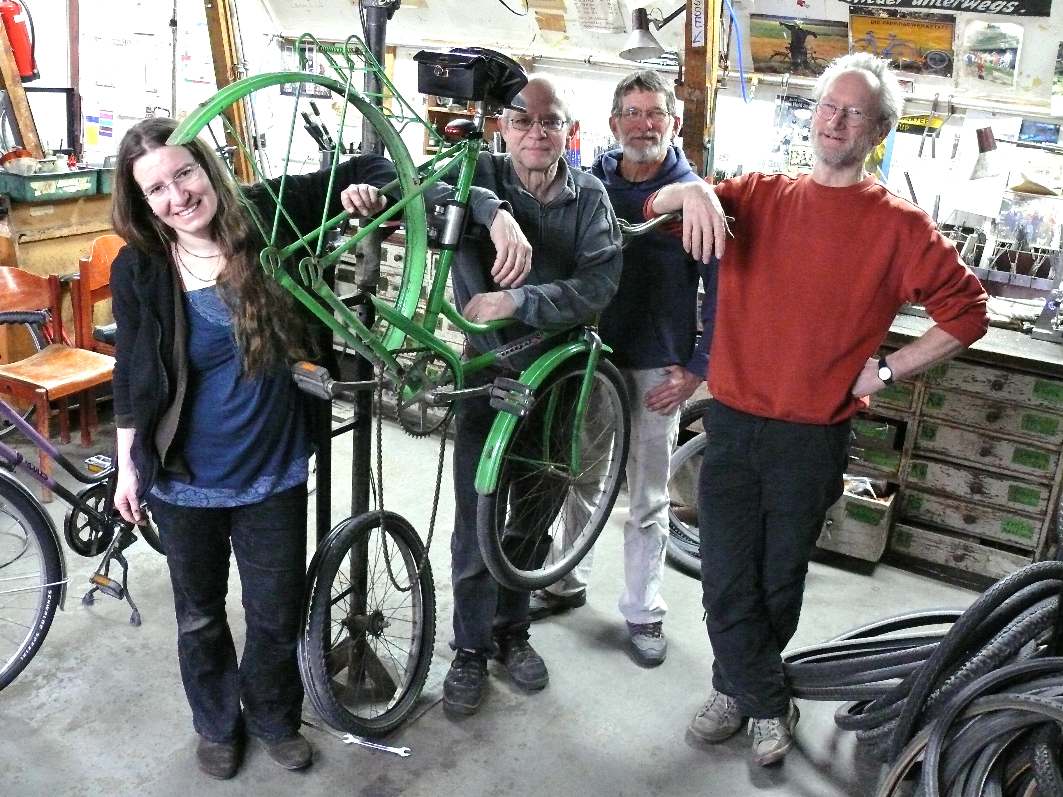 Ein Team, ein Ziel: Neben weiteren ehrenamtlich engagierten MitstreiterInnen stehen in der Fahrradwerkstatt auch Bianca Fuchs, Lothar Baumbauer, Howard Ottway und Heiner Grillenberger (v.l.n.r.) mit Rat und Tat zur Seite. Foto: Uwe Müller
