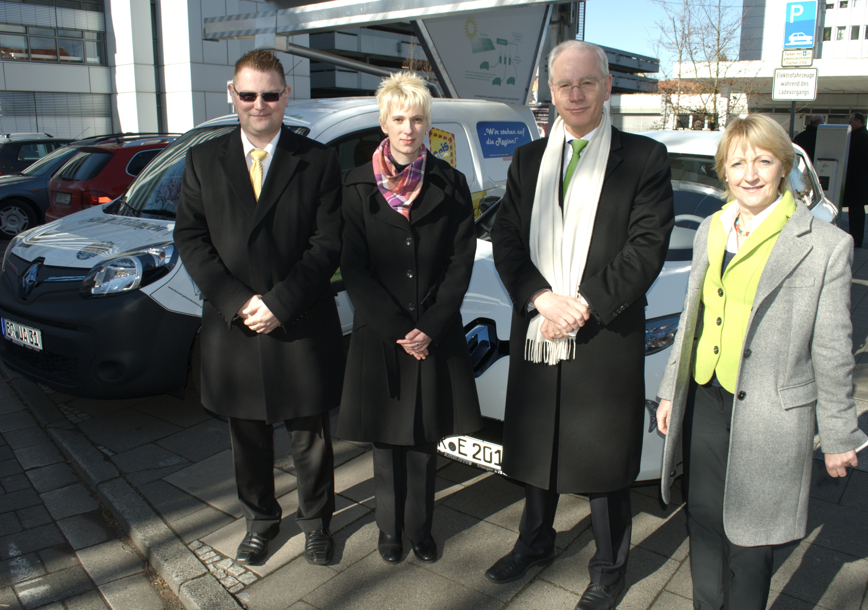 Mit Freude nahmen OB Dr. Siegfried Balleis (2.v.r.) und Umweltreferentin Marlene Wüstner (r.) die beiden Elektrofahrzeuge von Stephanie Kraus und Christian Haberland-Kraus, Mitglieder der Geschäftsleitung des Renault Zentrums Erlangen, entgegen. Foto: oh