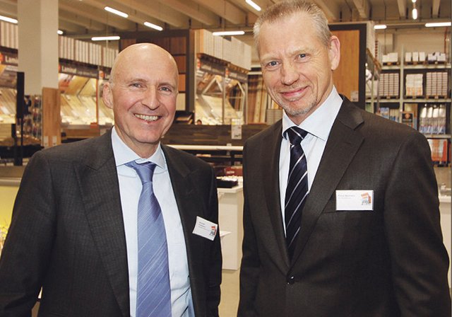 OBI-Geschäftsführer Klaus Neumann (r.) begrüßt Unternehmer Alexander Fackelmann zur Eröffnungsfeier. | Foto: John R. Braun