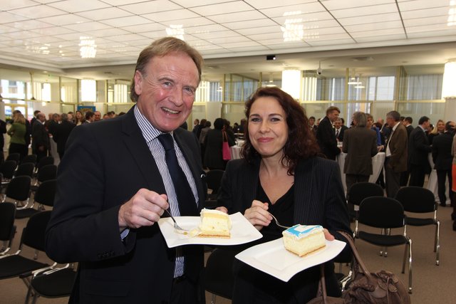Hafenchef Harald Leupold und Stadträtin Kerstin Böhm lassen sich die Torte schmecken. | Foto: J. R. Braun