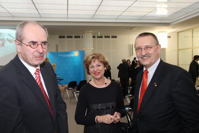 Regierungspräsident Thomas Bauer (l.), Inge Weise, UNI Kanzler Thomas Schöck. | Foto: John R. Braun