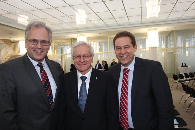 Bezirkstagspräsident Richard Bartsch (l.), Fürths Bürgermeister Markus Braun (r.) und UNI-Präsident Prof. Dr. Karl-Dieter Grüske. | Foto: John R. Braun