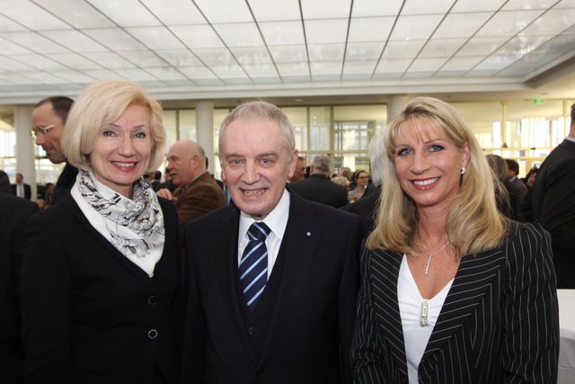 Kulturreferentin Prof. Dr. Julia Lehner (l.), Minister-Ehefrau Karin Söder und Hans-Peter Schmidt, Aufsichtsratsvorsitzender NÜRNBERGER. Versicherungsgruppe. | Foto: John R. Braun