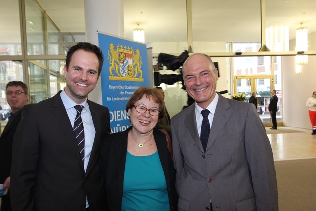 Die Rechtsanwälte Dr. Günther (r.) und Dr. Wolfgang Kreuzer mit Bürgermeister-Gattin Ingrid Förther, die lange Jahre in diesem Gebäude als Bankkauffrau gearbeitet hat. | Foto: John R. Braun
